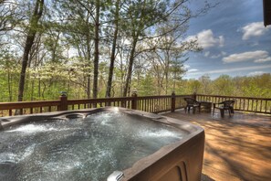 Seclusion At Hideaway Mountain - Hot Tub