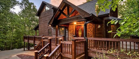 Mountain Creek Lodge - A spectacular Ellijay cabin rental!