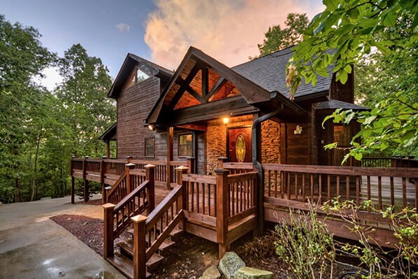 Mountain Creek Lodge - A spectacular Ellijay cabin rental!