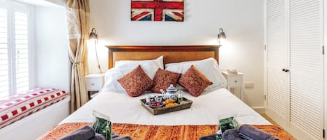 King Size Bed with 400 thread count linen