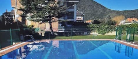 PRECIOSO APARTAMENTO CON PISCINA  Y 2 CANCHAS  DE TENIS -PRIMERA FILA DE PLAYA