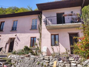 Bâtiment, Plante, Propriété, Fenêtre, Ciel, Jaune, Bois, Chalet, Maison