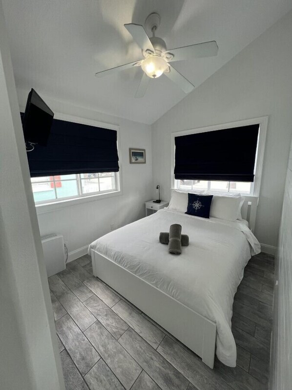 Queen bedroom w/ blackout curtains