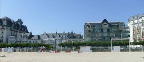 La Cotière vue de la plage. L'appartement se trouve au 2eme étage au centre