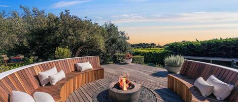 Outdoor lounge & firepit