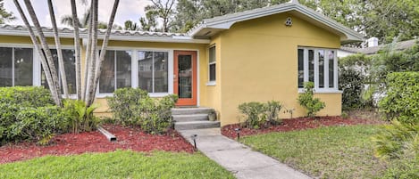 St. Petersburg Vacation Rental | 2BR | 2BA | Stairs Required | 1,000 Sq Ft