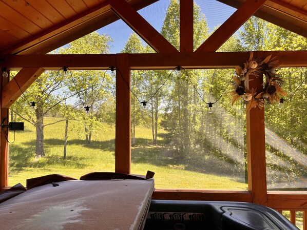 Relaxing jacuzzi with a view!