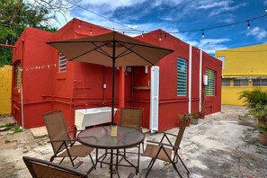 Cottage 5 - a pleasant private 2 bedroom / 1 bath place to stay.