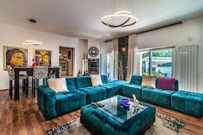 Villa Bella image