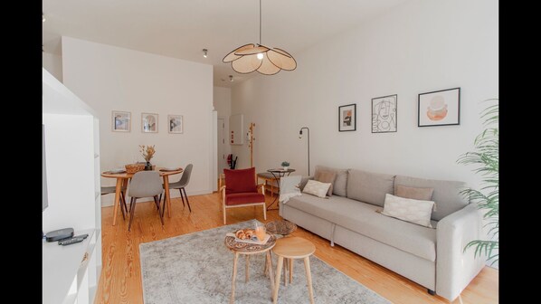 Gorgeous main area, with a big and comfortable couch, access to a balcony and a lovely sitting area #modern #stunning