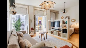 This incredible and beautifully decorated studio counts with a flat screen TV, a surround sound system and an AC unit #modern #luxurious