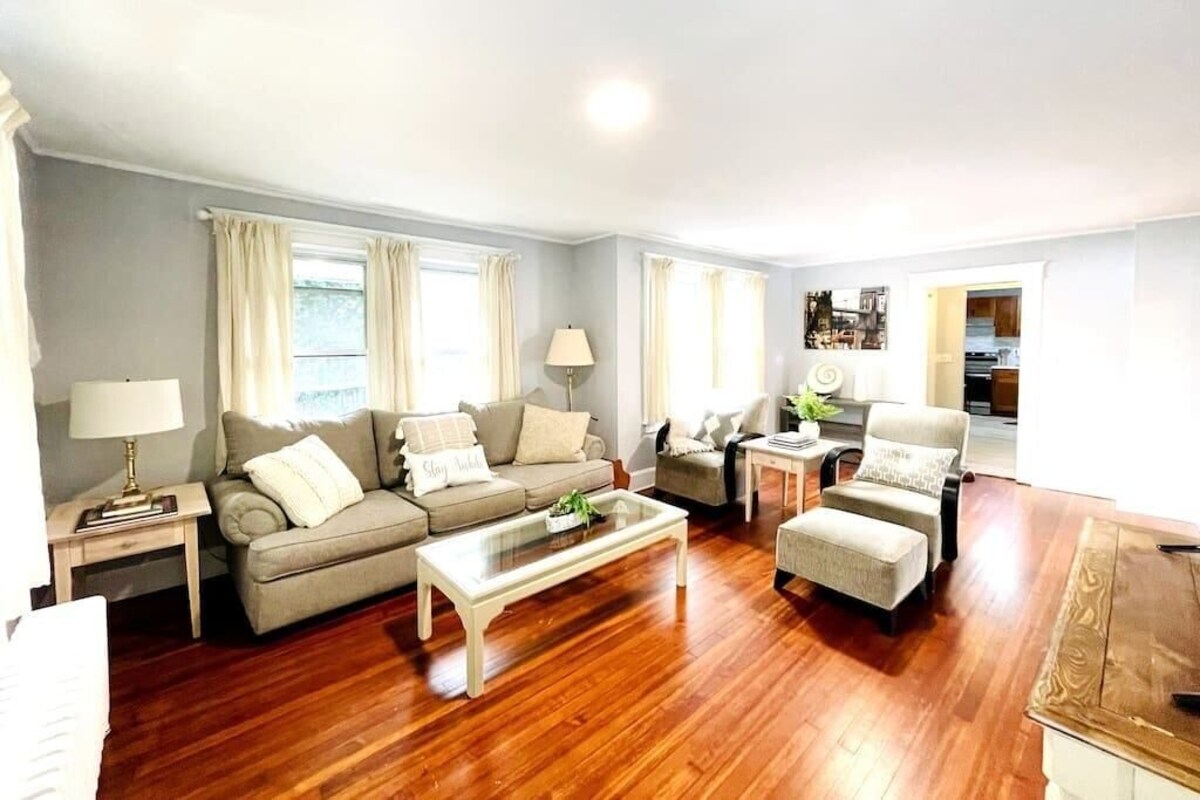 Spacious 3 Bd Home Pet Friendly, Parking and Laundry