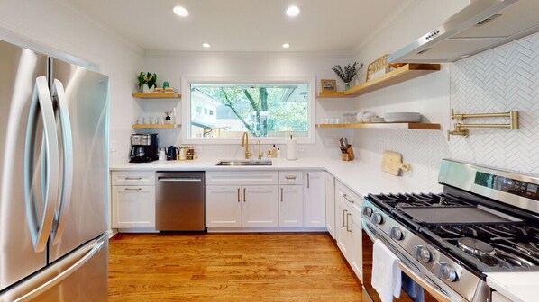 All 3 Kitchens on the property have Waterdrop Water Filters.