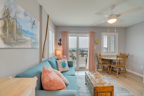 Living Room | Free WiFi | Central A/C | Queen Sleeper Sofa | Smart TV