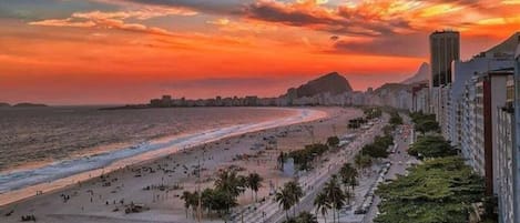 Foto tirada por um drone da orla de Copacabana