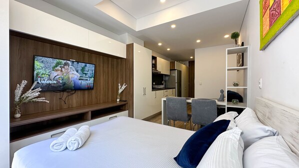 Cama doble con smart tv / Double bed with smart tv