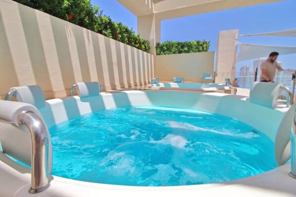 Jetted bathtub