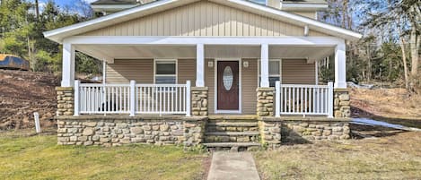 Scotrun Vacation Rental | 3BR | 1.5BA | 1,950 Sq Ft | Outside Staircase Required