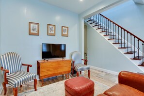 Living Room | 1st Floor | Smart TV | Well-Equipped Kitchen