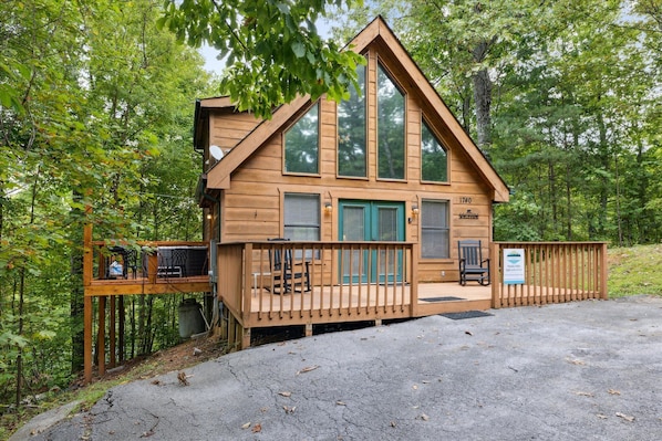 The best Smoky Mountains Cabin Rentals with hot tub | Great Smoky Mountains Cabin Rentals | Gatlinburg Cabin Rentals | Pigeon Forge Cabin Rentals | Cabins with Hot Tubs | Cabin Rentals With A Hot Tub