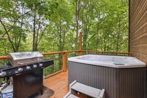 Unwind in the private hot tub | The best Smoky Mountains Cabin Rentals with hot tub | Great Smoky Mountains Cabin Rentals | Gatlinburg Cabin Rentals | Pigeon Forge Cabin Rentals