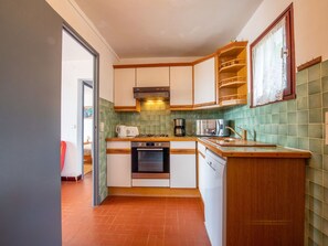 Cabinetry, Countertop, Eigentum, Herd, Küchengerät, Küche, Holz, Interior Design, Haushaltsgerät, Flooring