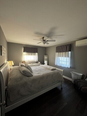 1st fl front bedroom queen bed