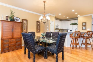 Sunset Island 37 Fountain Drive West unit 5E Dining & Kitchen Area