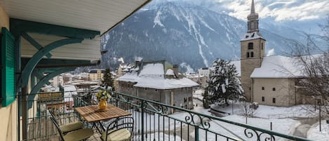 Schöne verschneite Aussicht vom Balkon