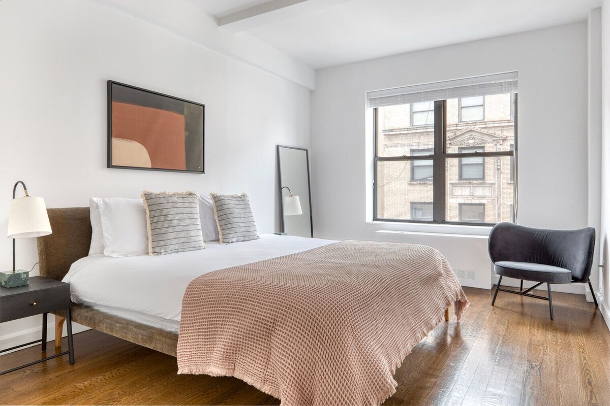 Sleek UWS 1BR w/ Elevator, Doorman & Gym, nr Central Park, by Blueground