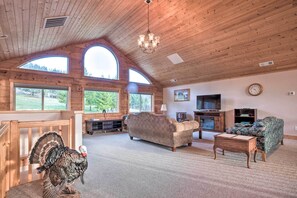 Living Room | 2nd Floor | Wildlife Viewing | Smart TV | Fireplace