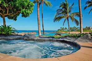 Hot tub with an unbelievable view of the ocean