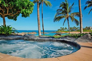 Hot tub with an unbelievable view of the ocean