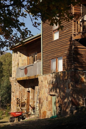 Stone and wood textures blend seamlessly with nature at Cirque 5 Lodge.