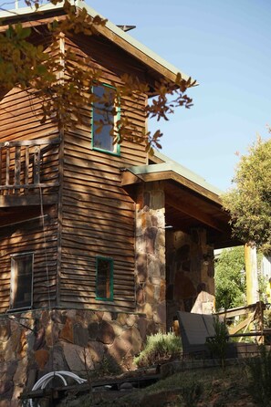 Rustic timber and stone—Cirque 5 welcomes you to a true alpine retreat.