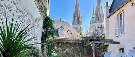 Découvrez notre terrasse avec sa somptueuse vue sur la Cathédrale de Bayeux