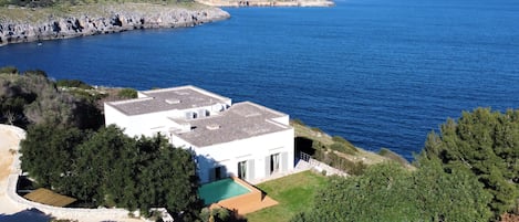 The location of this villa - directly on the cliffs in one of the most spectacular corners of Southern Puglia - is absolutely unique. A once in a lifetime experience!