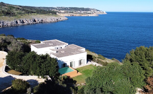 The location of this villa - directly on the cliffs in one of the most spectacular corners of Southern Puglia - is absolutely unique. A once in a lifetime experience!