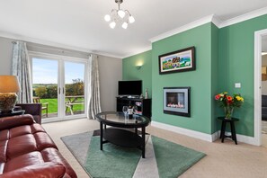 seperate sitting room with views of the garden