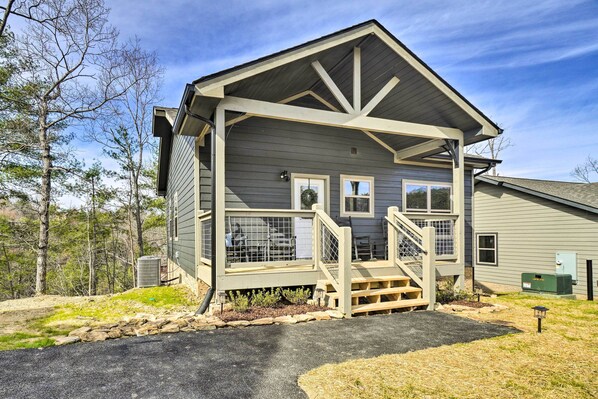 Pigeon Forge Vacation Rental | 1BR | 1.5BA | 700 Sq Ft | Stairs to Enter