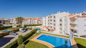 Take a refreshing plunge in the shared pool #pool #refreshing #portugal #algarve #albufeira