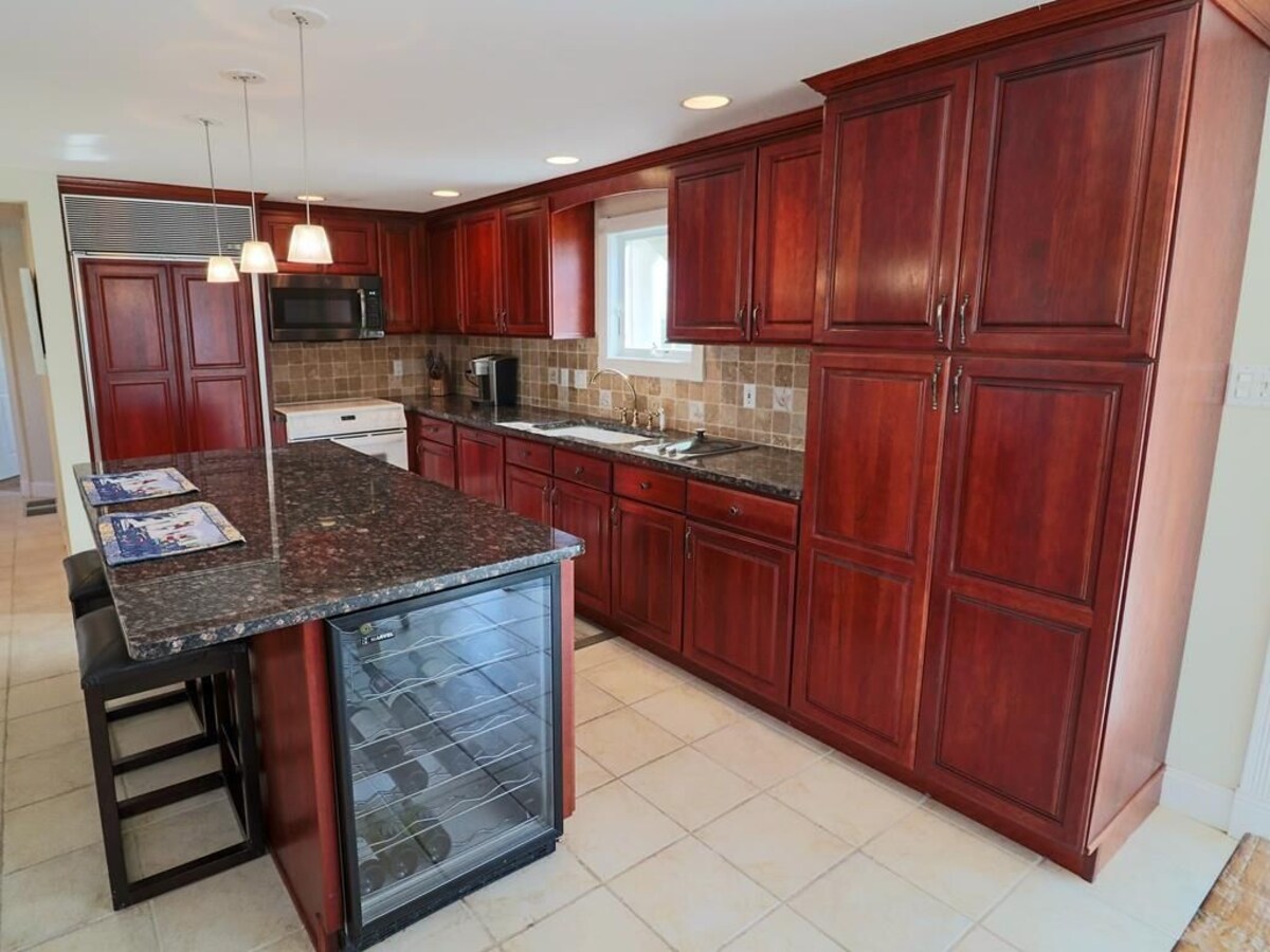 7 BEDROOMS, GORGEOUS POOL ON THE OCEAN SIDE!