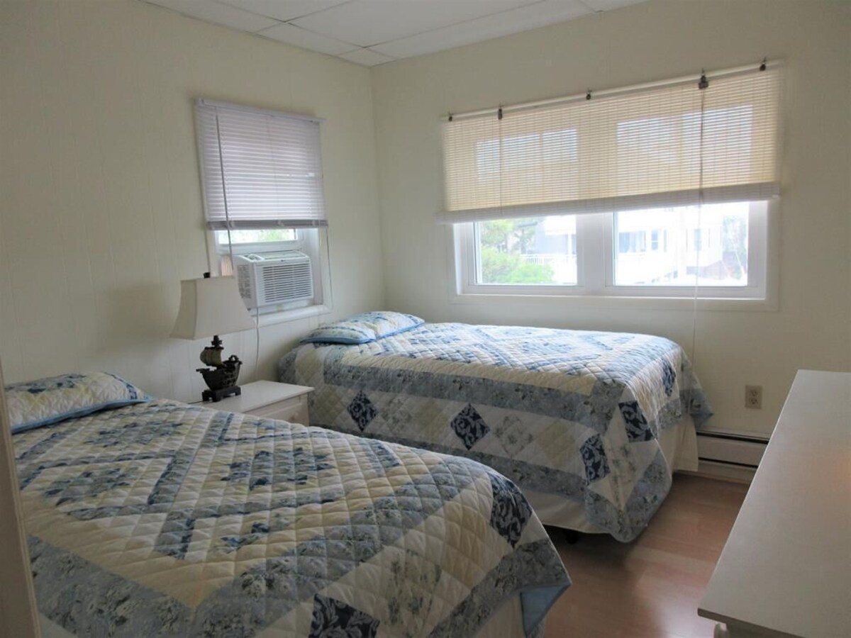 2 bedroom 1 bath oceanfront garage apartment in Ship Bottom