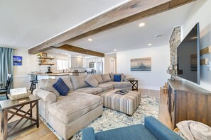 Living Room | Smart TV w/ Roku | Laptop-Friendly Workspace
