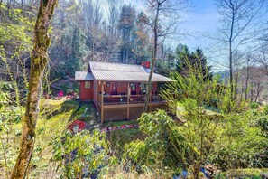 Cabin Exterior | Fire Pit