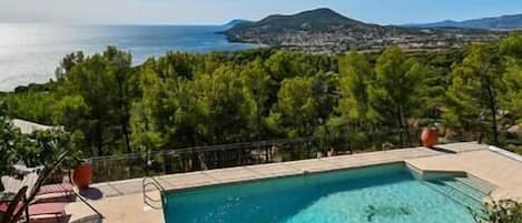 Grand piscine en contre bas de la maison vue mer à 180 degrés