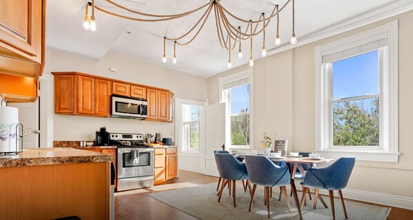 A sunny, welcoming space that’s perfect for a Kentucky vacation. Gather, dine, and plan your excursions in a place that feels just like home.