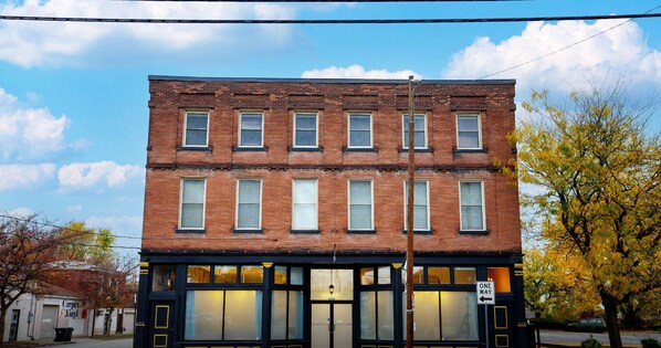 Welcome to SuperStays, the go-to destination for retreat planning along the Kentucky Bourbon Trail. This historic haven blends comfort with convenience, making it the perfect base for your next adventure.