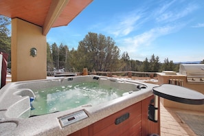 Hot tub with mountain views for miles
