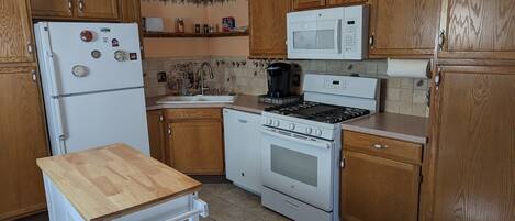 Full kitchen with Keurig coffee maker (K cups provided) and gas range